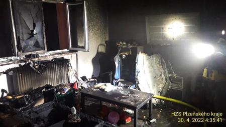 Kvůli požáru bytovky na Rokycansku evakuovali hasiči 13 lidí!