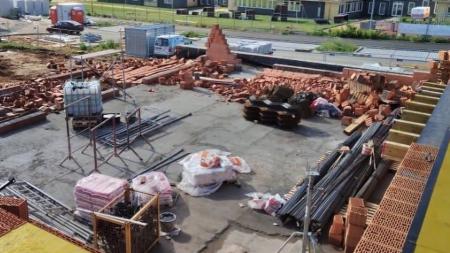 Páteční bouřka poškodila zdi nově budovaného sportovního areálu v Plzni
