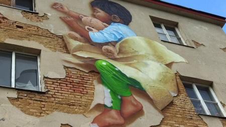 Kontroverzní obytný dům v Plzni ozdobilo graffiti spícího chlapce