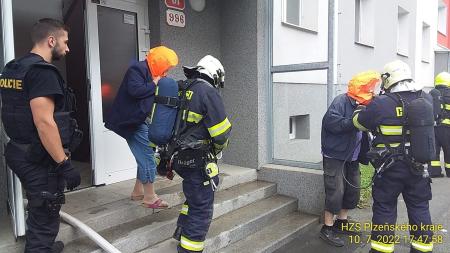 Kvůli požáru bytu museli hasiči evakuovat tři osoby