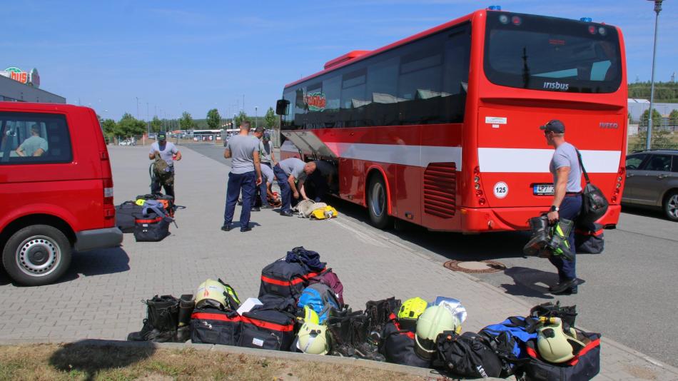 S požárem v Českém Švýcarsku vyrazili bojovat další hasiči z Plzeňského kraje