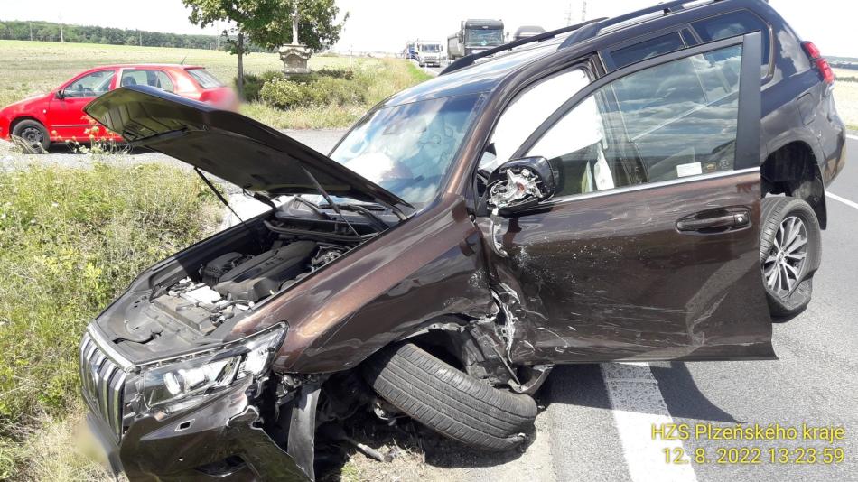 Nehoda dvou aut zkomplikovala provoz na hlavním tahu na Přeštice. Jednu z řidiček museli vyprošťovat!