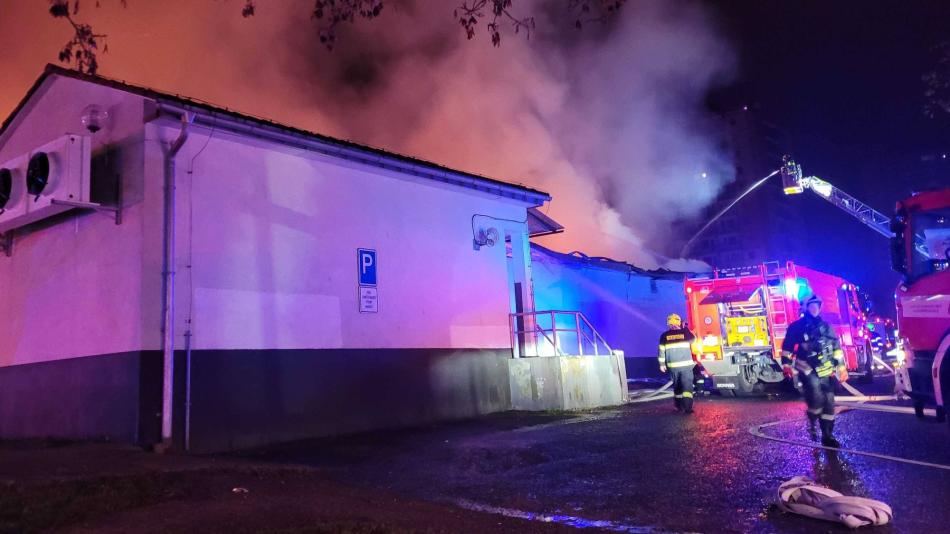 V Chodově na Sokolovsku hořel supermarket, hasiči vyhlásili třetí stupeň požárního poplachu!