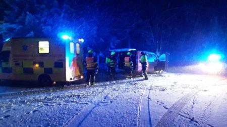 Karlovarský kraj pokryl první sníh. Kromě osobních vozidel havaroval také linkový autobus