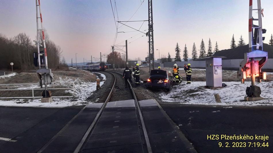V Chodové Plané se srazil vlak s autem, jedna žena se těžce zranila
