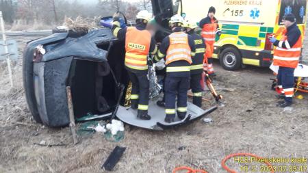 Aktualizováno: Po havárii auta na Tachovsku museli hasiči vyprošťovat mladého řidiče!