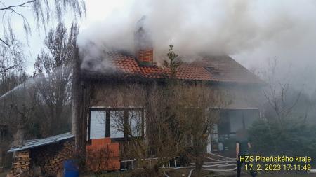 U Horšovského Týna hořel rodinný dům, v Plzni byt!