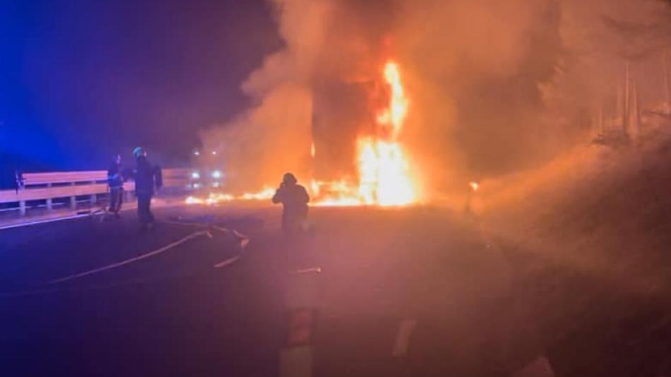 Ohnivé peklo na dálnici u Plzně. Kamion pohltily plameny!