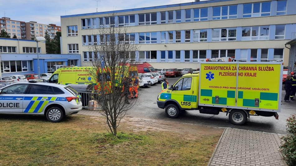 Aktualizováno: Na základní škole v Plzni zasahovaly záchranné složky. Pět osob se nadýchalo rozlité dezinfekce!