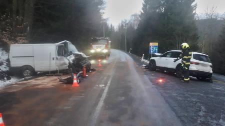 Vážná nehoda u šumavského Špičáku. Při čelním střetu osobního a nákladního auta se zranili dva muži!