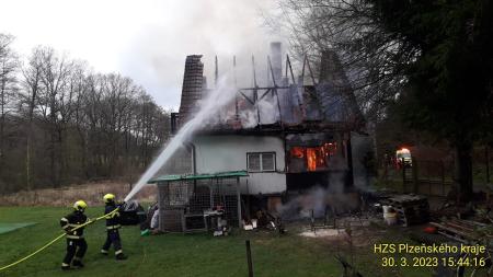 Aktualizováno: Na Rokycansku hořel rodinný dům. Hasičům komplikoval zásah špatný terén