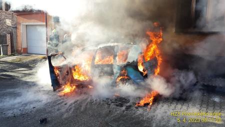 Technická závada vozidla spustila ohnivé peklo. Plameny zničily auto i fasádu domu!