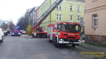 Drama v Plzni na Slovanech. Muž pobodal dva lidi a zapálil byt, policie podezřelého zadržela