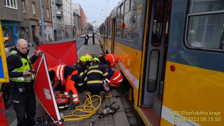 Vážná nehoda na Slovanech. Tramvaj srazila chodkyni, hasiči jí museli vyprostit zpod tramvaje!