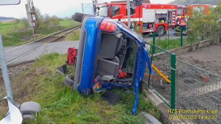 Aktualizováno: Na jihu Plzeňska se srazil vlak s autem. Řidička se těžce zranila!