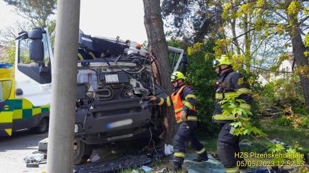Aktualizováno: Vážná nehoda na okraji Plzně. Nákladní auto narazilo do stromu, řidiče museli vyprošťovat