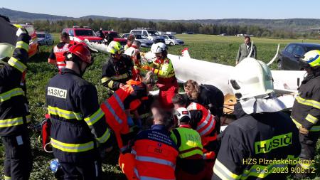 Aktualizováno: Na letišti v Rokycanech havarovalo malé letadlo, senior se těžce zranil!