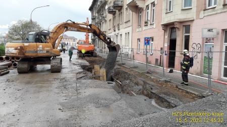 Aktualizováno: Kvůli úniku plynu hasiči uzavřeli část ulice na jižním Předměstí v Plzni. Deset lidí evakuovali!