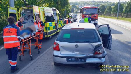 Při srážce osobních aut v Plzni na Slovanech se zranil jeden člověk