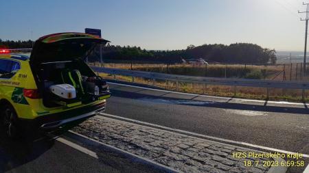 Vážná nehoda u Stříbra. Motorkář se srazil s autem, utrpěl těžká zranění!