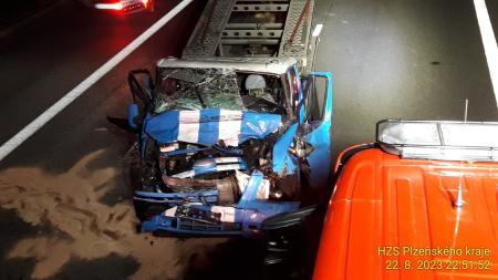 Aktualizováno: Vážná nehoda na dálnici D5. Dodávka narazila do kamionu, jednoho z řidičů museli vystřihávat hasiči