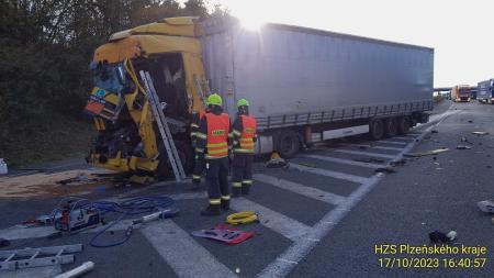 Vážná nehoda na dálnici D5 u Plzně. Při střetu kamionů se těžce zranil jeden z řidičů