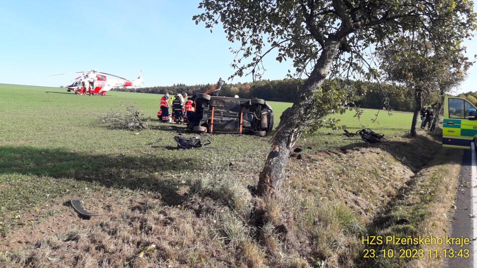 Aktualizováno: Nehoda osobního auta uzavřela silnici na severním Plzeňsku!