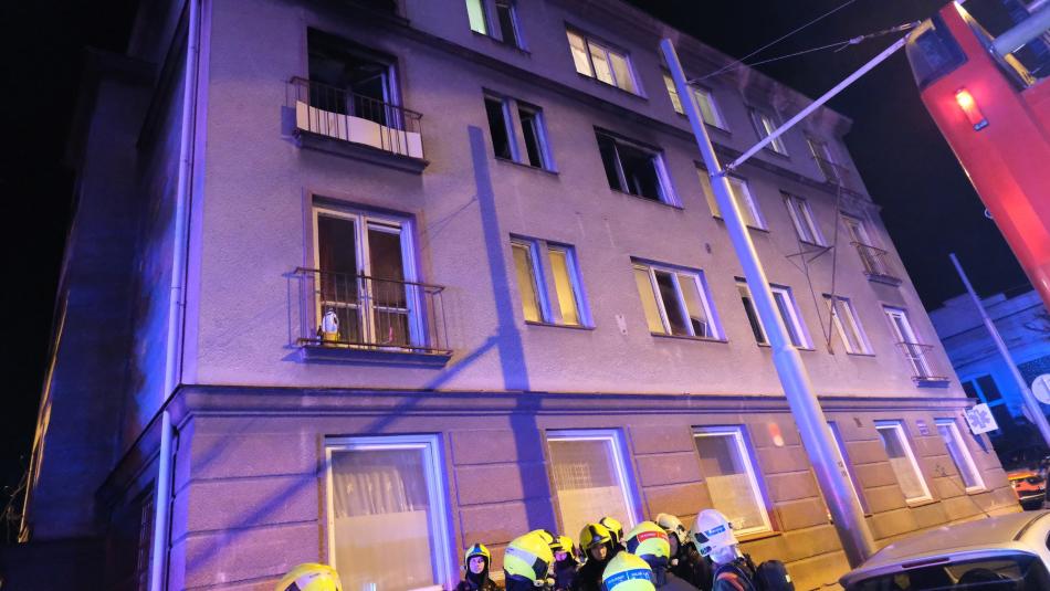 Ubytovnu v Plzni zasáhl požár, 63 osob včetně dětí se muselo evakuovat, dva zranění!