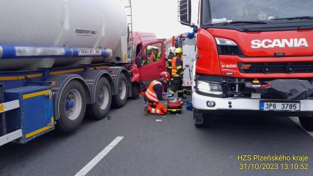 Aktualizováno: Srážka dodávky a kamionu uzavřela dálnici D5, řidič se vážně zranil