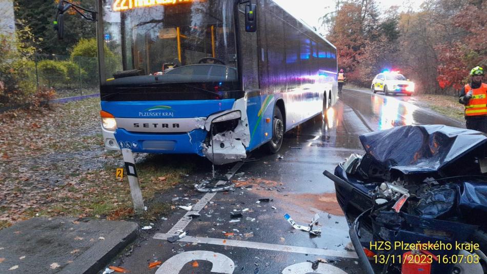 V Zábělé u Plzně se srazil autobus s autem, zranilo se i malé dítě!