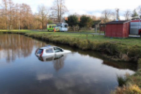 auto v rybníce