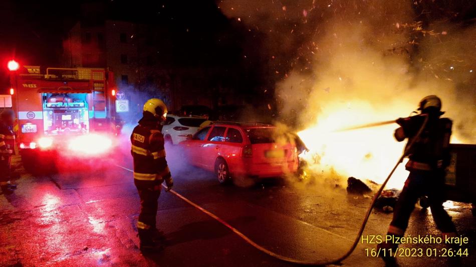 Na Slovanech hořely kontejnery i auto. Řádil žhář?
