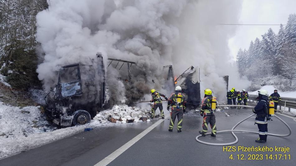 Další nehoda na dálnici D5. Po srážce tří kamionů jeden z nich hoří!