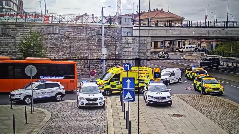 Vážná nehoda u vlakového nádraží v Plzni. Seniorku srazil autobus!