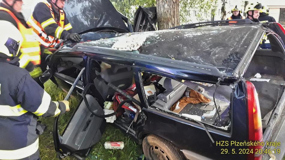Vážná nehoda na severu Plzeňska. Po nárazu auta do stromu zemřela žena, muž je těžce zraněný