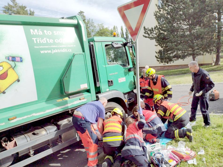 Seniorku v Sokolově srazilo popelářské auto! Žena zůstala zaklíněná pod vozem