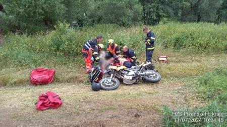Starší motorkář se zranil při nehodě na Plzeňsku