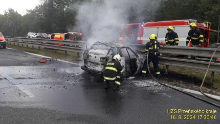 Smrtelná nehoda uzavřela dálnici D5. Po srážce s kamionem začalo hořet auto!