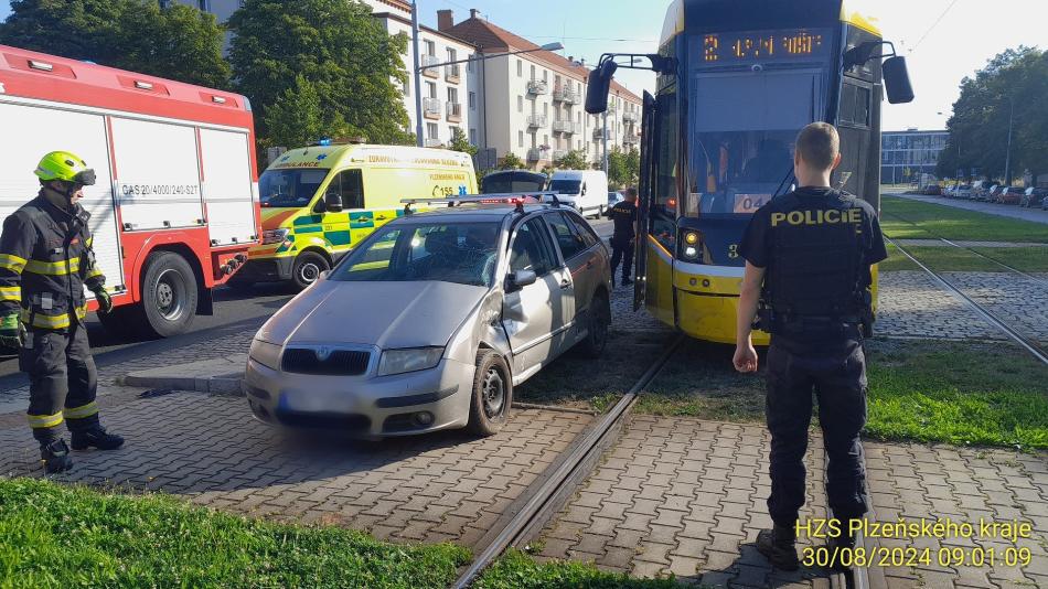 Na Slovanech se srazila tramvaj s autem. Zranil se řidič a dva cestující