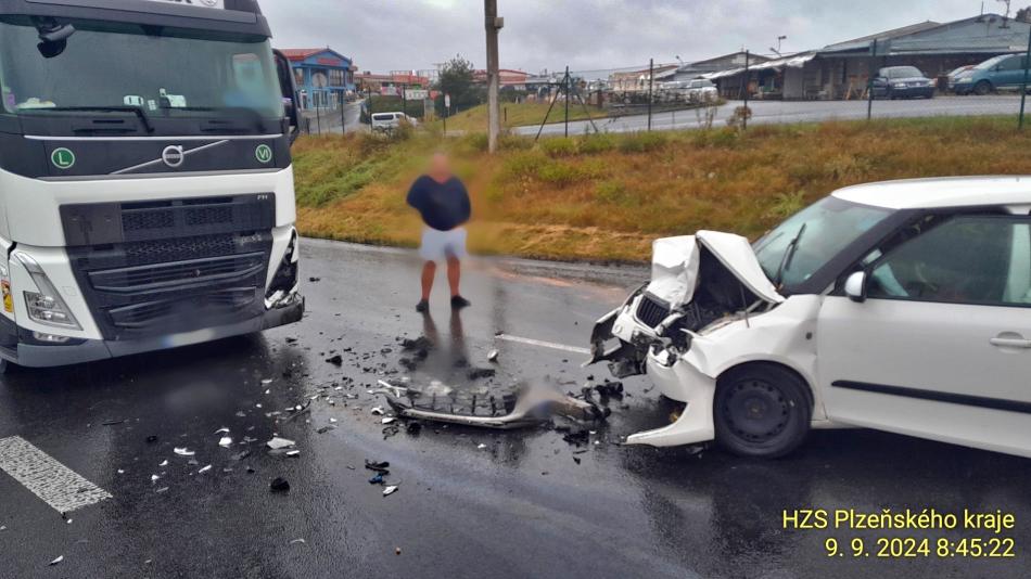 U hranic s Německem se srazilo auto s kamionem, zranili se tři lidé