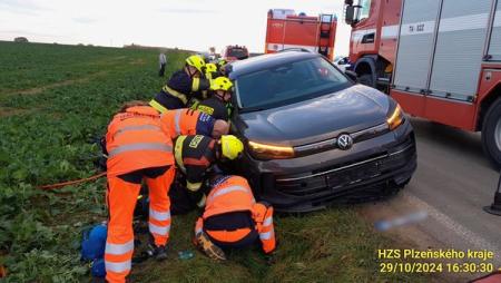 Vážná nehoda na Plzeňsku. Motorkář (45) zemřel pod koly auta