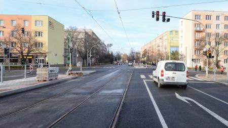 Řidiči i cestující se dočkali. Po 9 měsících se do Koterovské ulice vrací auta i tramvaje