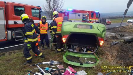 Řidička převrátila auto na střechu, těžce se zranila