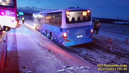 Plzeňský kraj trápí silná ledovka, boural autobus i osobní auta