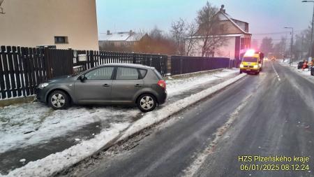 V Plzeňském kraji se oteplilo, silnice jsou s opatrností sjízdné. Ve Starém Plzenci se zranilo při nehodě dítě