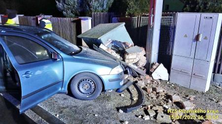 Řidič nezvládl auto, rozbořil sloupek elektrického rozvodu