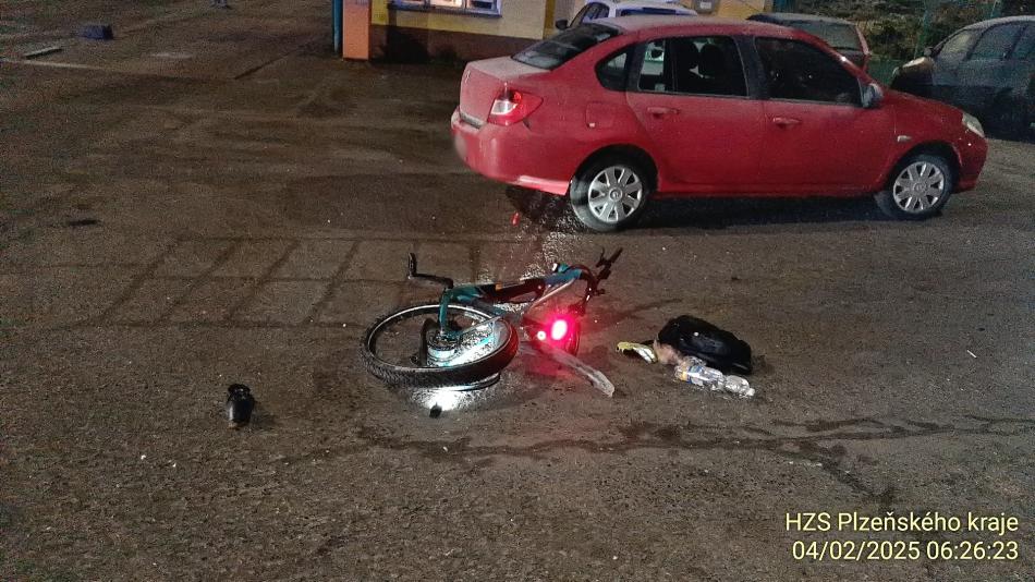 Dva cyklisty srazilo auto, jeden z nich utrpěl mnohačetná zranění