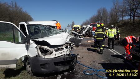 Vážná nehoda dodávek uzavřela silnici na Klatovsku