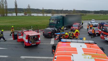 Při nehodě dvou aut a kamionu na Tachovsku se zranili čtyři lidé včetně dítěte