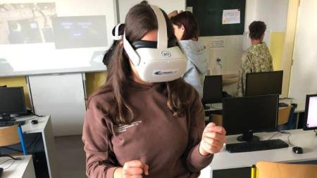Studenti si v Karlovarském kraji zkoušejí třicet profesí díky virtuální realitě
